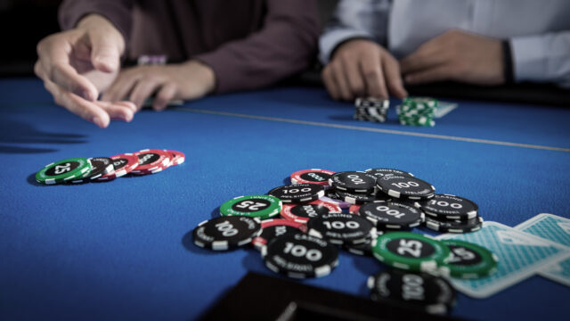 Namizne igre v primerjavi z igrami z delivci v živo